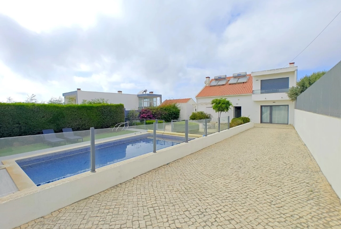 Excelente oportunidade: Imóvel de quatro apartamentos independentes junto a praia