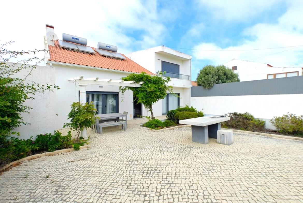 Excelente oportunidade: Imóvel de quatro apartamentos independentes junto a praia