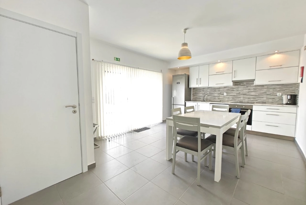Excelente oportunidade: Imóvel de quatro apartamentos independentes junto a praia