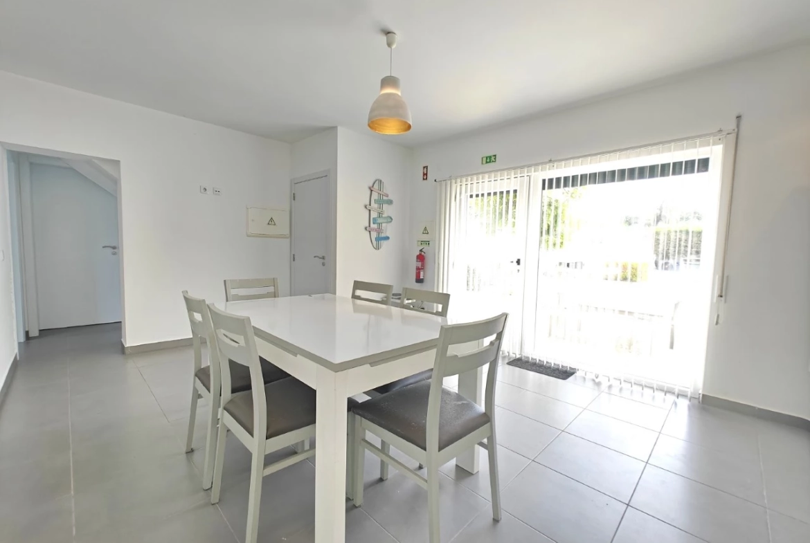 Excelente oportunidade: Imóvel de quatro apartamentos independentes junto a praia