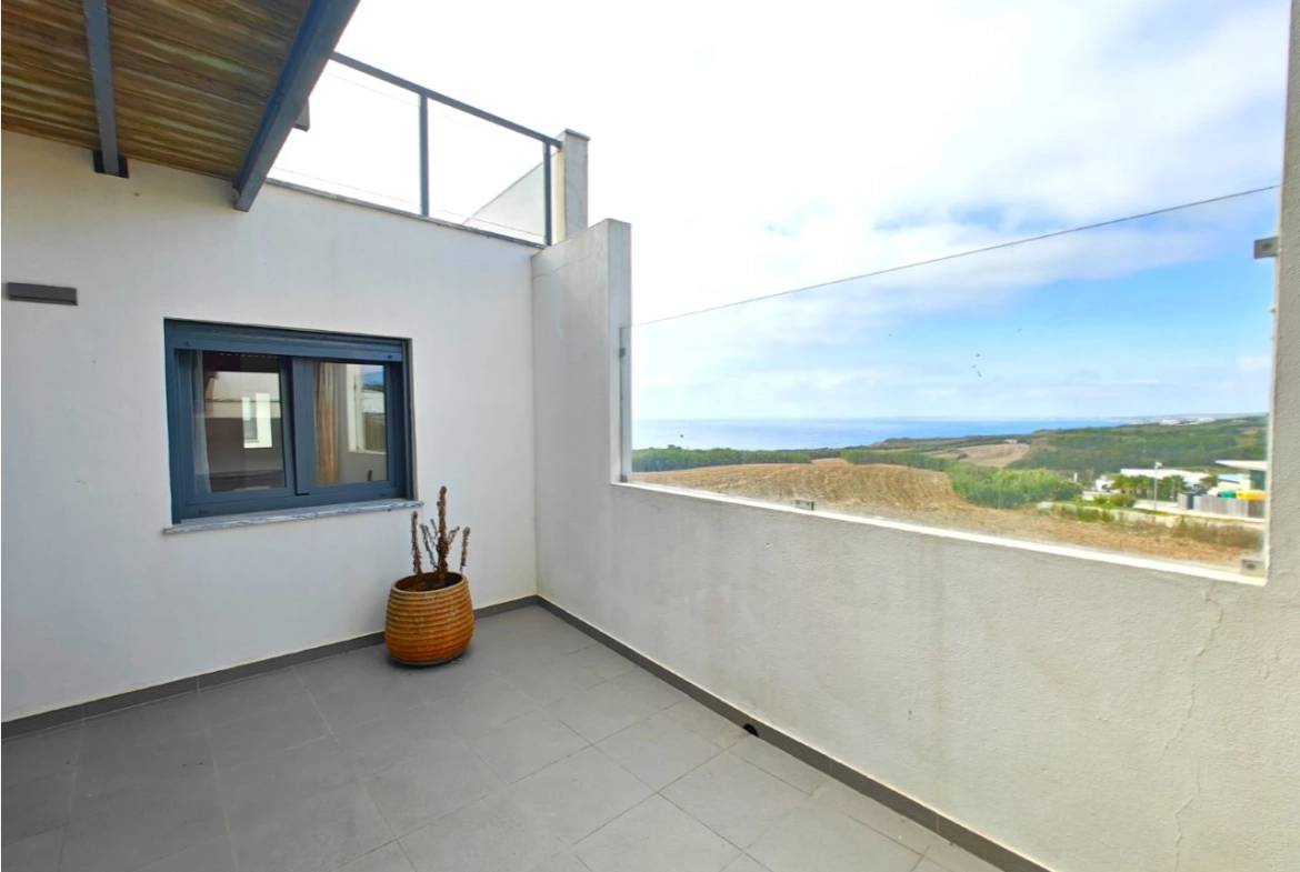 Excelente oportunidade: Imóvel de quatro apartamentos independentes junto a praia