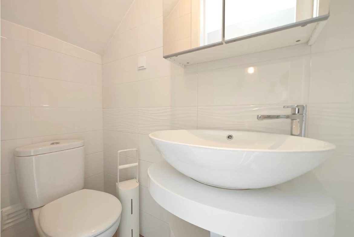 Excelente oportunidade: Imóvel de quatro apartamentos independentes junto a praia