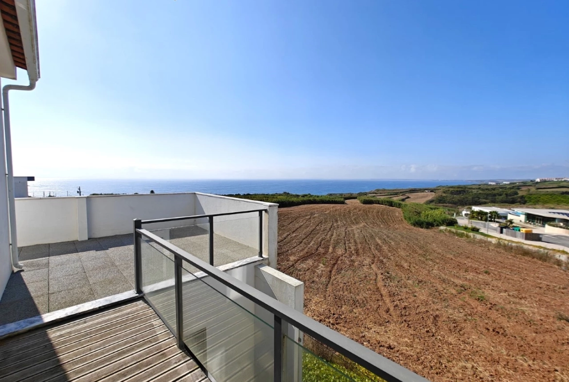 Excelente oportunidade: Imóvel de quatro apartamentos independentes junto a praia