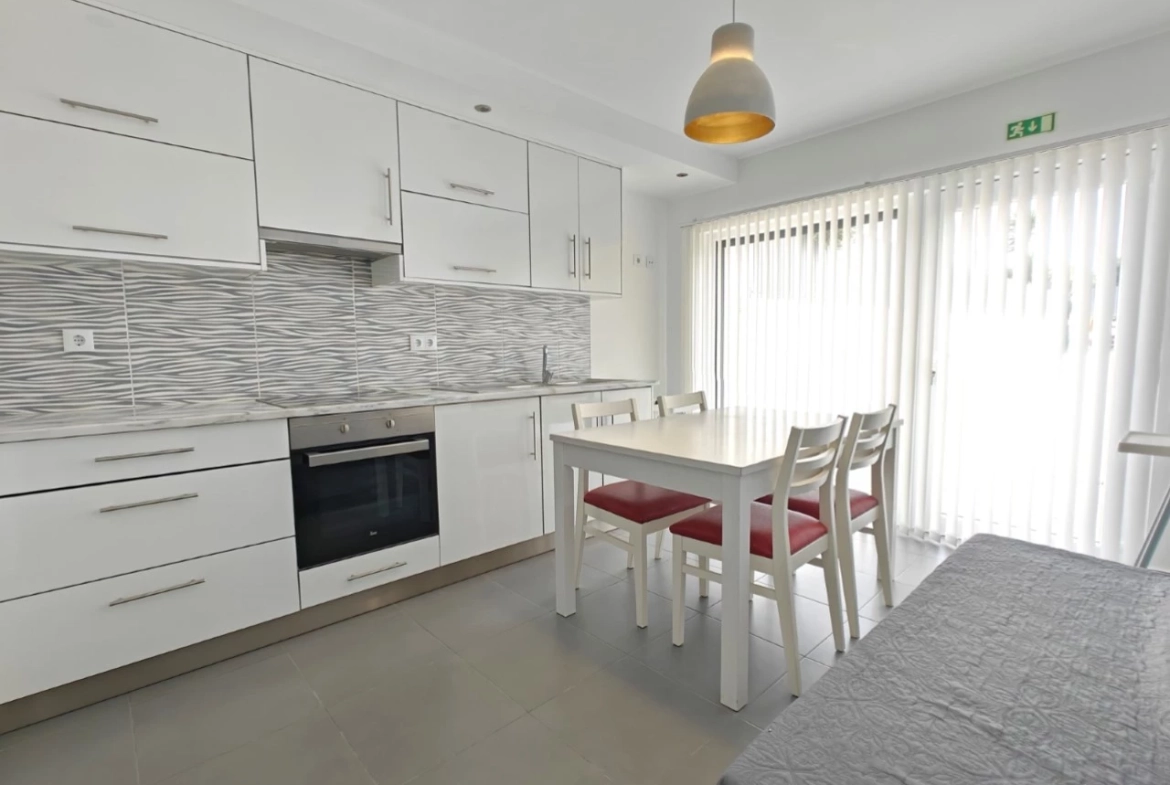 Excelente oportunidade: Imóvel de quatro apartamentos independentes junto a praia