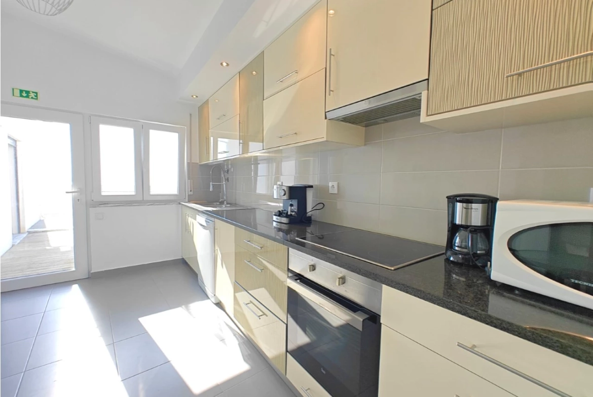 Excelente oportunidade: Imóvel de quatro apartamentos independentes junto a praia