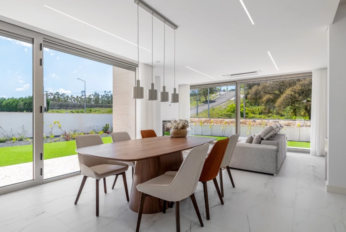 Moradias novas construídas com detalhes de qualidade e luxo!
