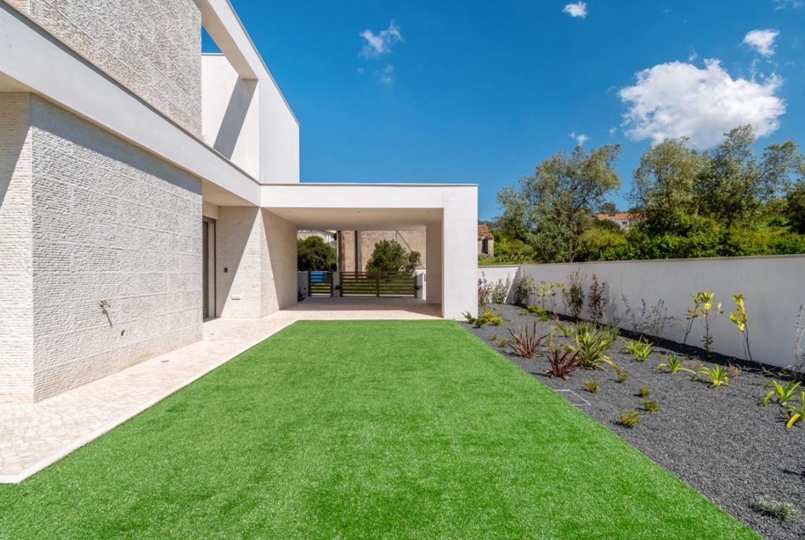 Moradias novas construídas com detalhes de qualidade e luxo!
