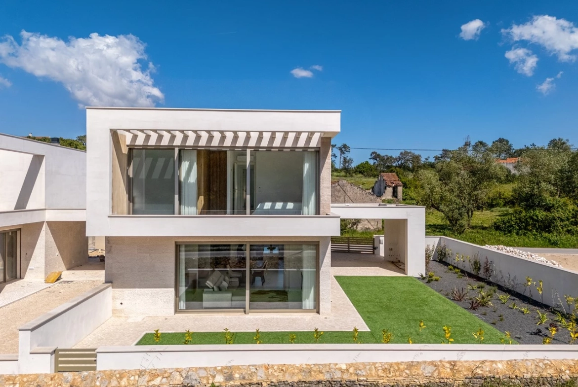 Moradias novas construídas com detalhes de qualidade e luxo!
