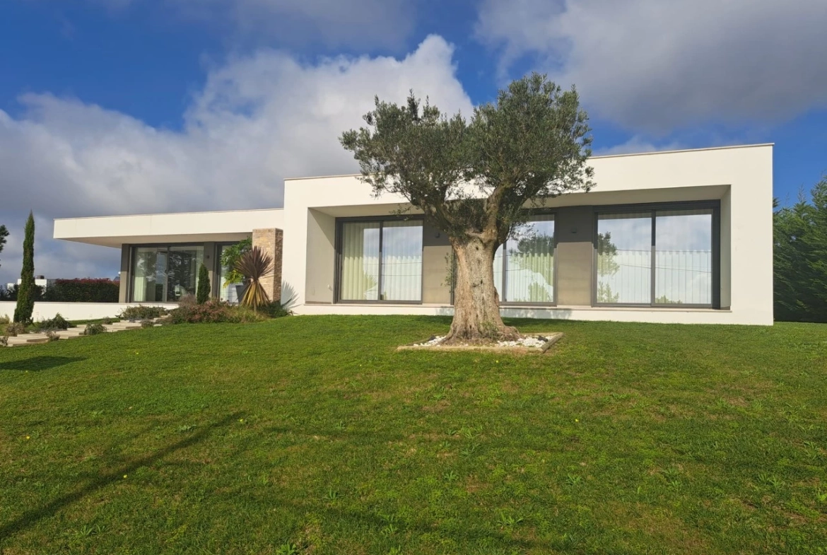 Moradia térrea contemporânea, a 5 minutos de Óbidos