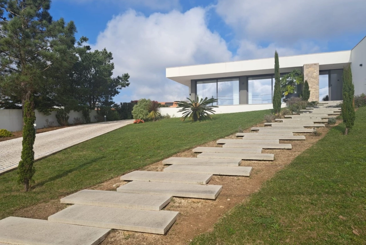Moradia térrea contemporânea, a 5 minutos de Óbidos