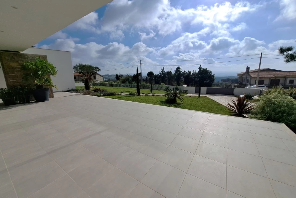 Moradia térrea contemporânea, a 5 minutos de Óbidos