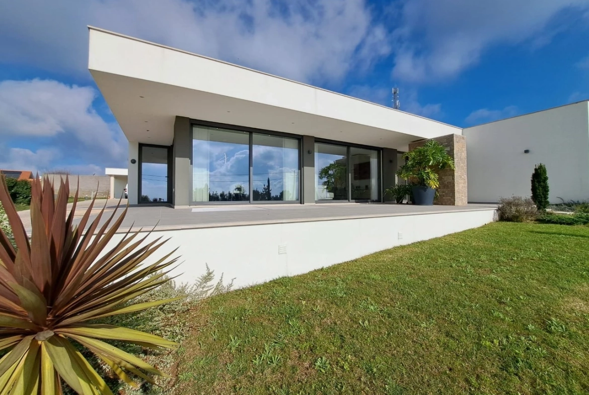 Moradia térrea contemporânea, a 5 minutos de Óbidos