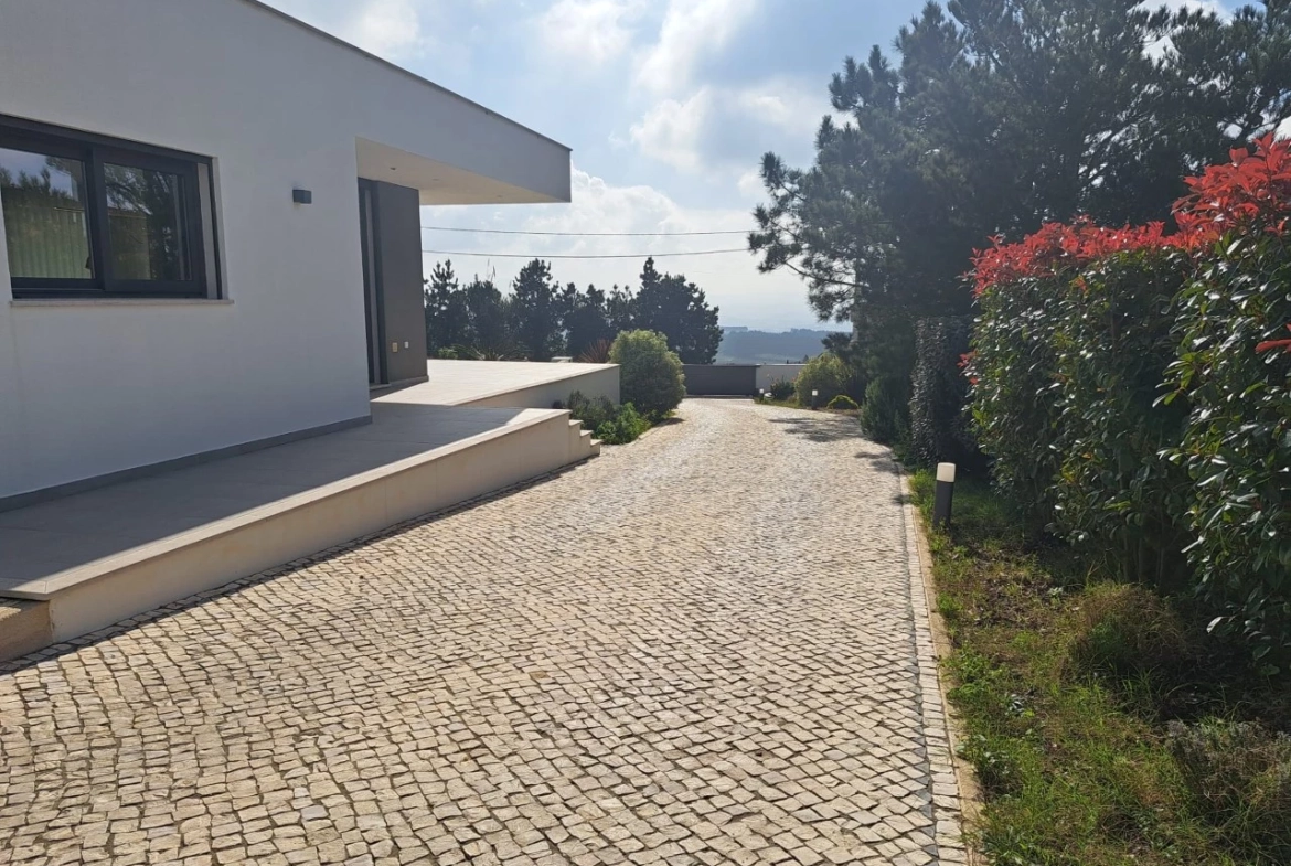 Moradia térrea contemporânea, a 5 minutos de Óbidos