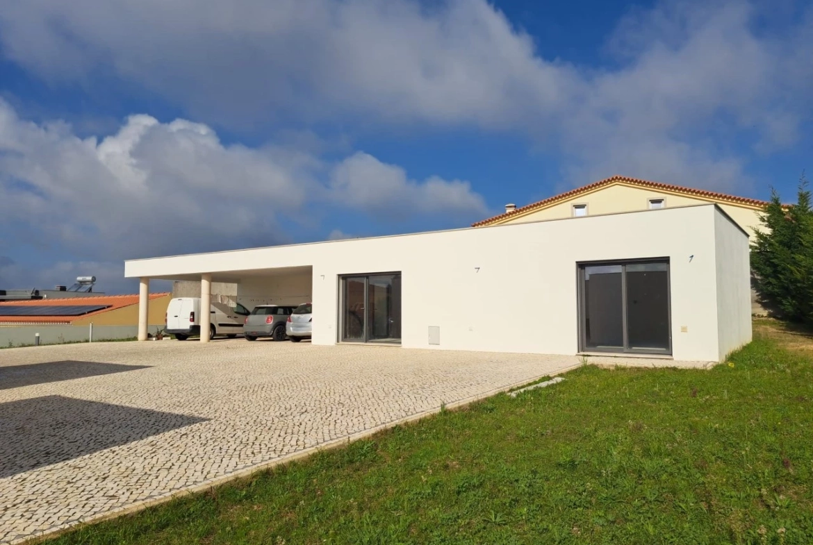 Moradia térrea contemporânea, a 5 minutos de Óbidos
