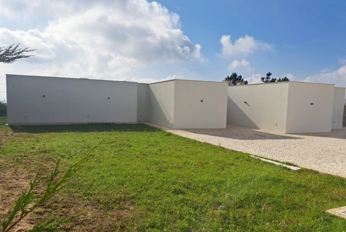 Moradia térrea contemporânea, a 5 minutos de Óbidos