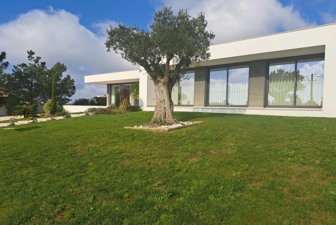 Moradia térrea contemporânea, a 5 minutos de Óbidos