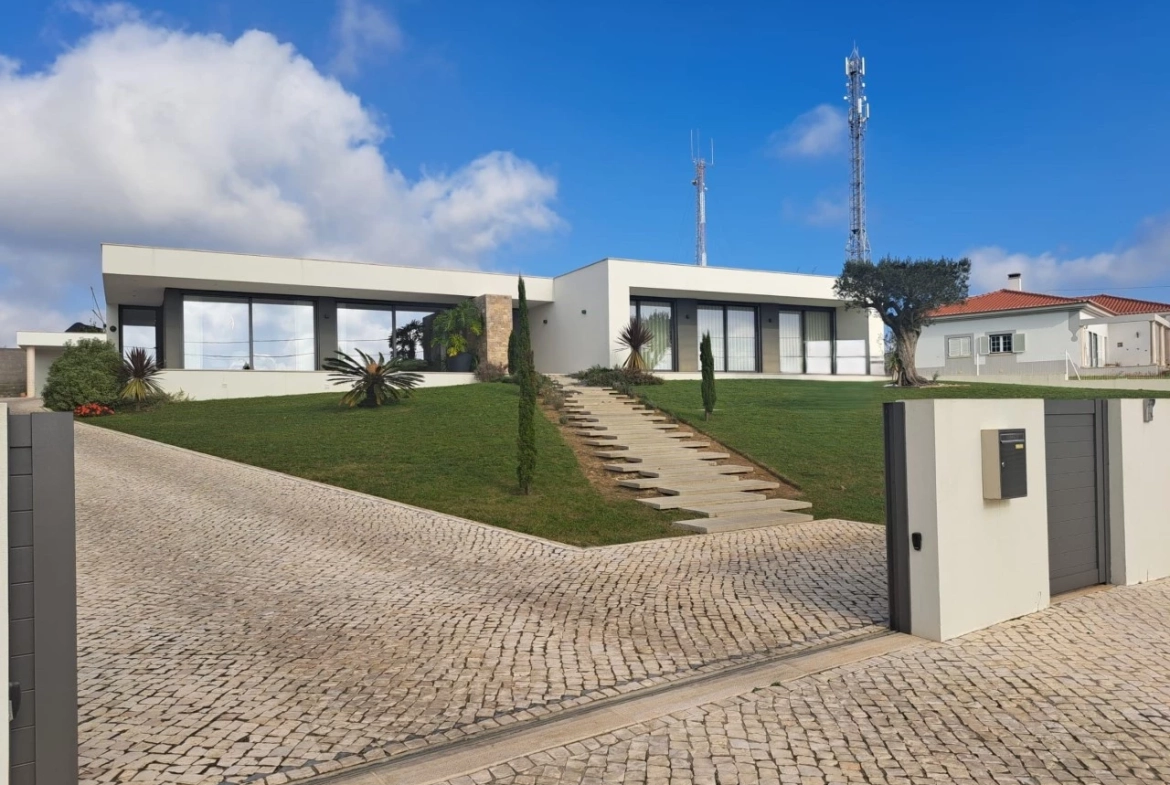Moradia térrea contemporânea, a 5 minutos de Óbidos