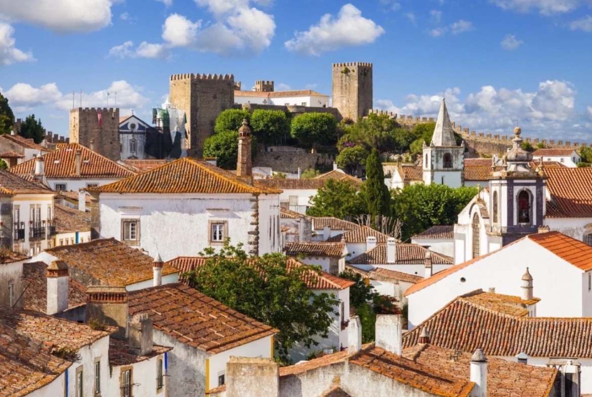 Moradia térrea contemporânea, a 5 minutos de Óbidos