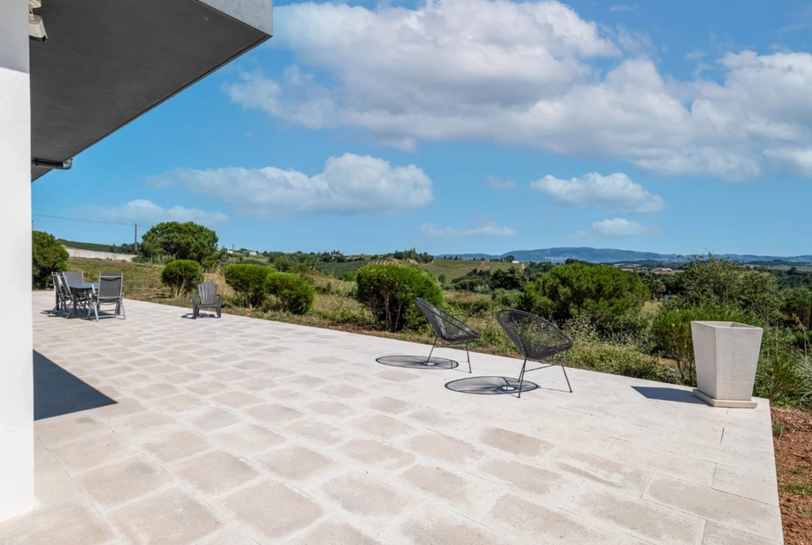 Moradia com amplo terreno e vista deslumbrante de campo e serra!