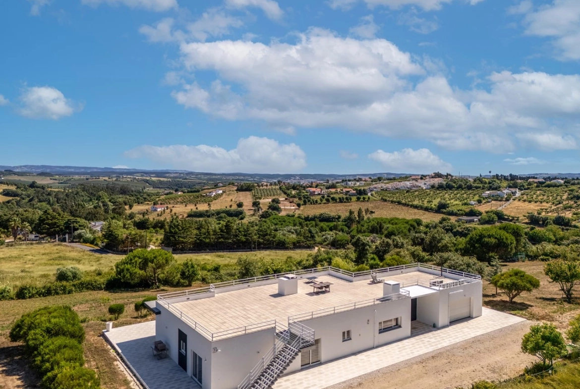 Moradia com amplo terreno e vista deslumbrante de campo e serra!