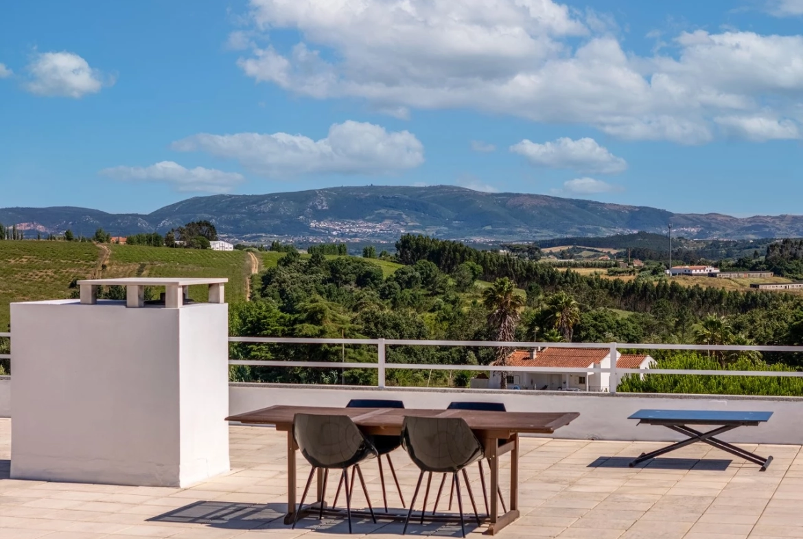 Moradia com amplo terreno e vista deslumbrante de campo e serra!