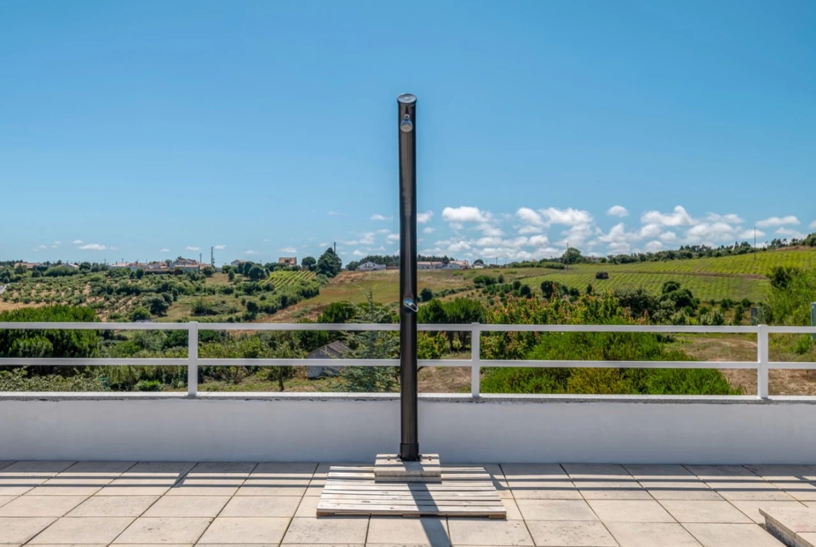 Moradia com amplo terreno e vista deslumbrante de campo e serra!