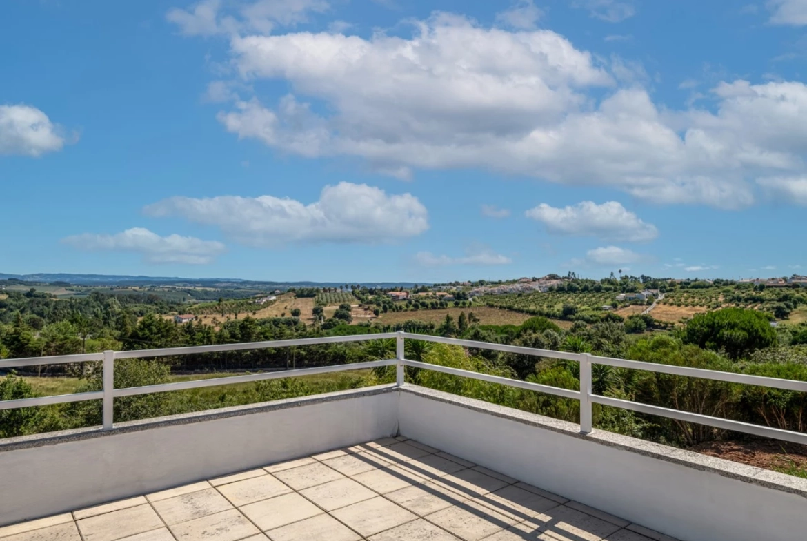 Moradia com amplo terreno e vista deslumbrante de campo e serra!