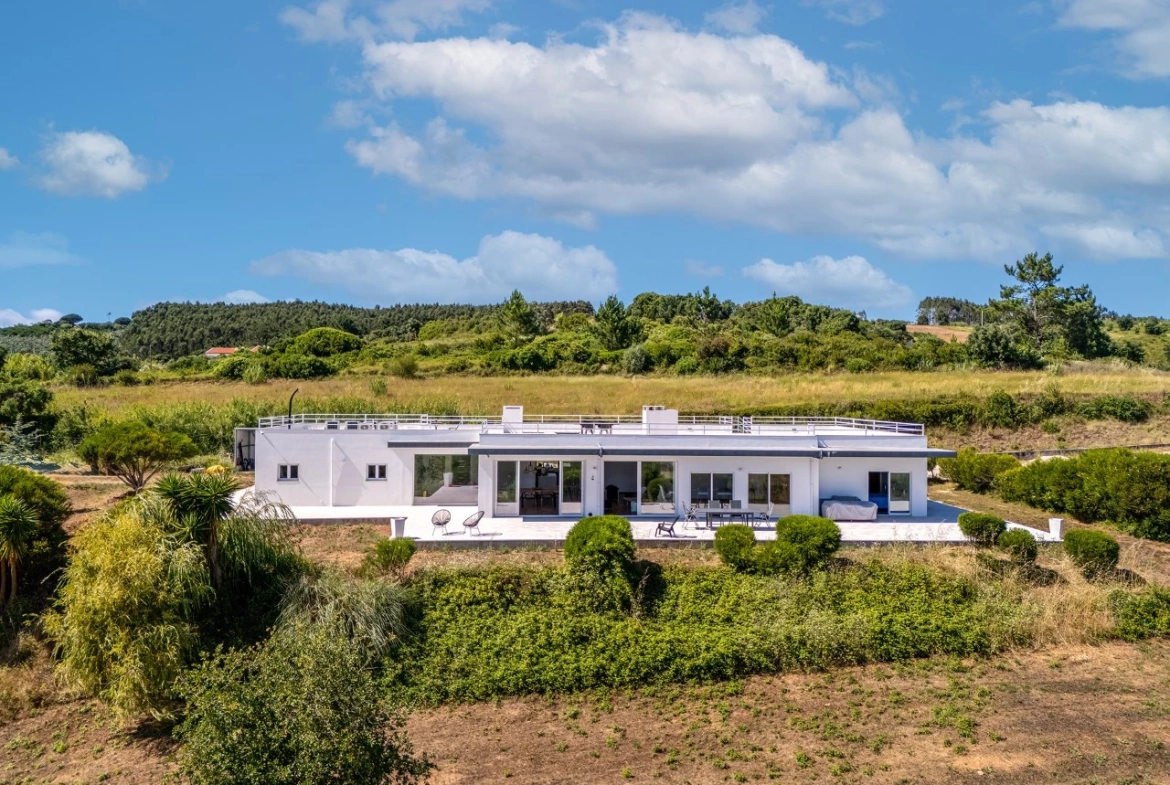 Moradia com amplo terreno e vista deslumbrante de campo e serra!