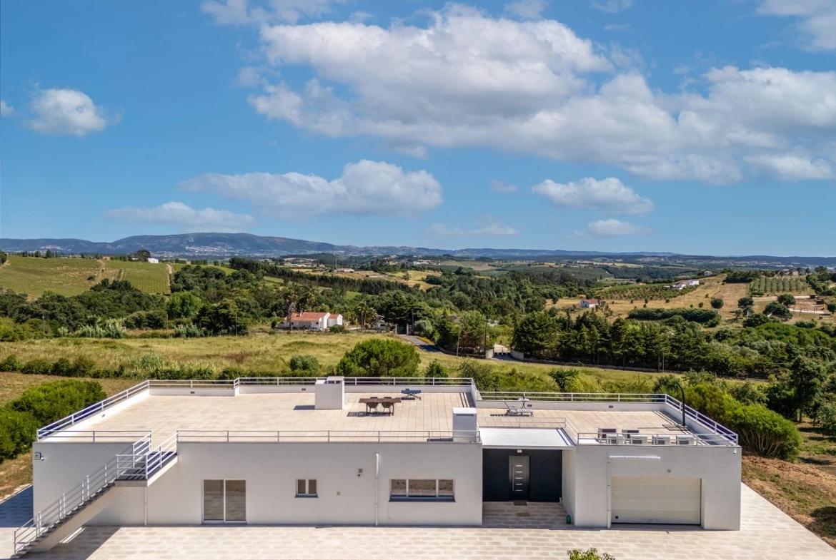 Moradia com amplo terreno e vista deslumbrante de campo e serra!