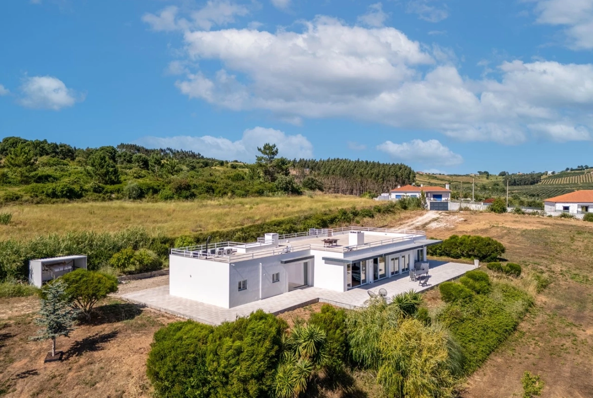 Moradia com amplo terreno e vista deslumbrante de campo e serra!