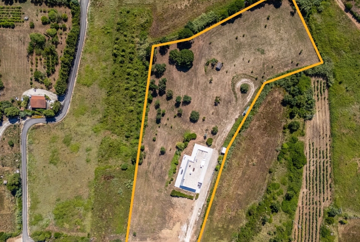 Moradia com amplo terreno e vista deslumbrante de campo e serra!