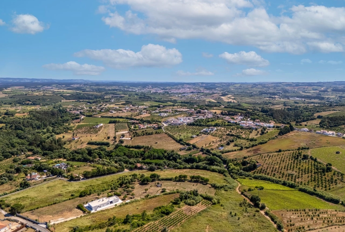 Moradia com amplo terreno e vista deslumbrante de campo e serra!