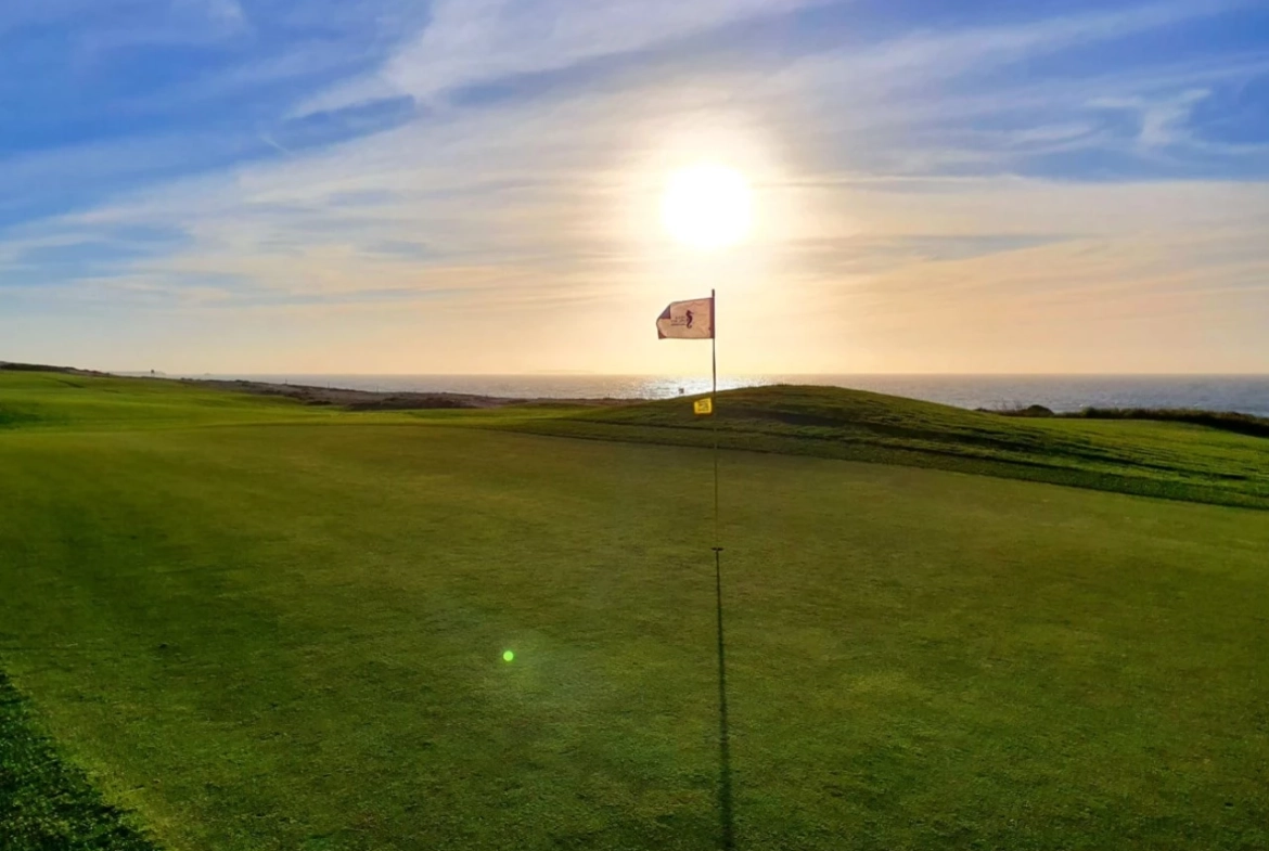 Moradia com piscina próxima de vários campos de golfe