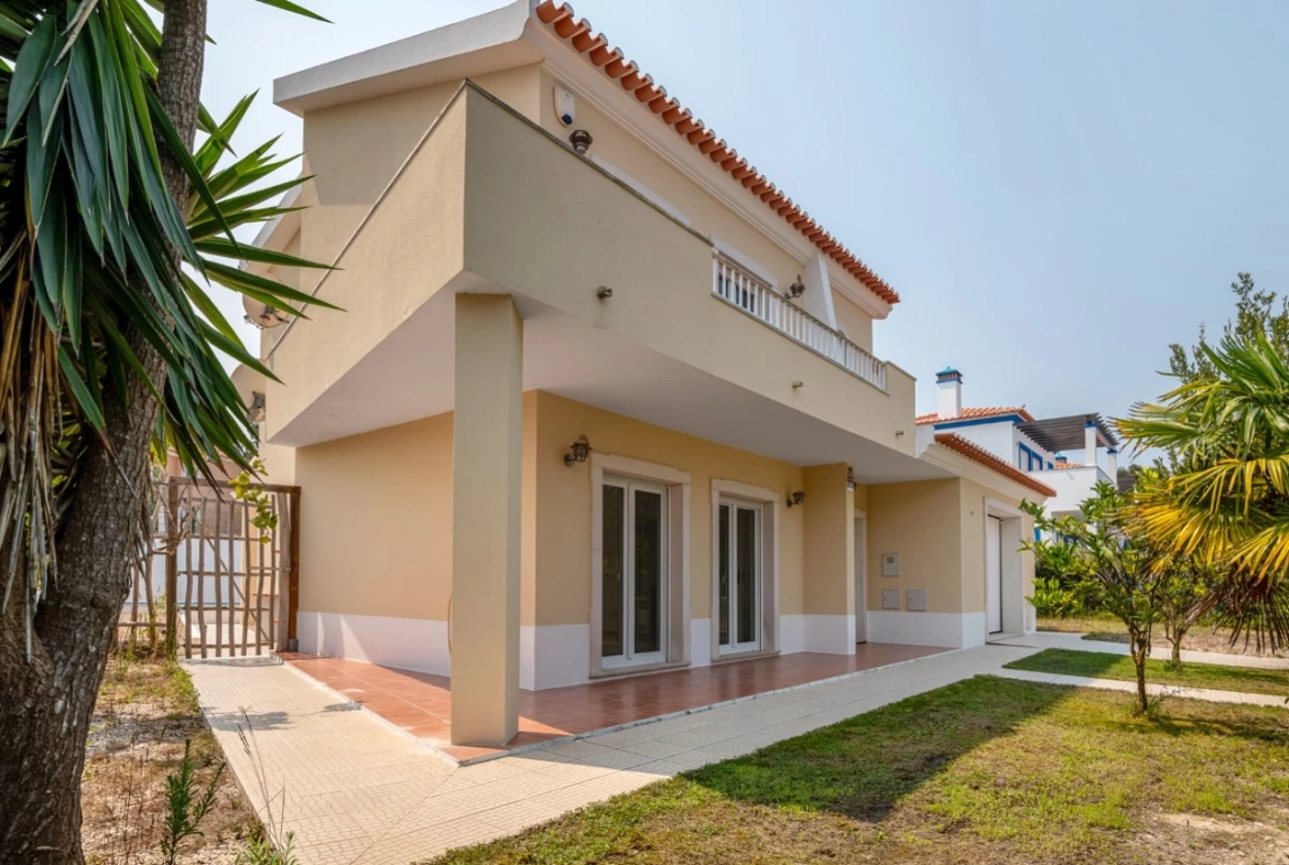 Moradia com piscina próxima de vários campos de golfe