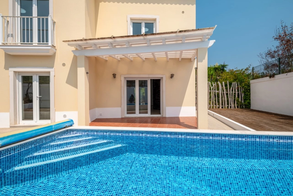 Moradia com piscina próxima de vários campos de golfe