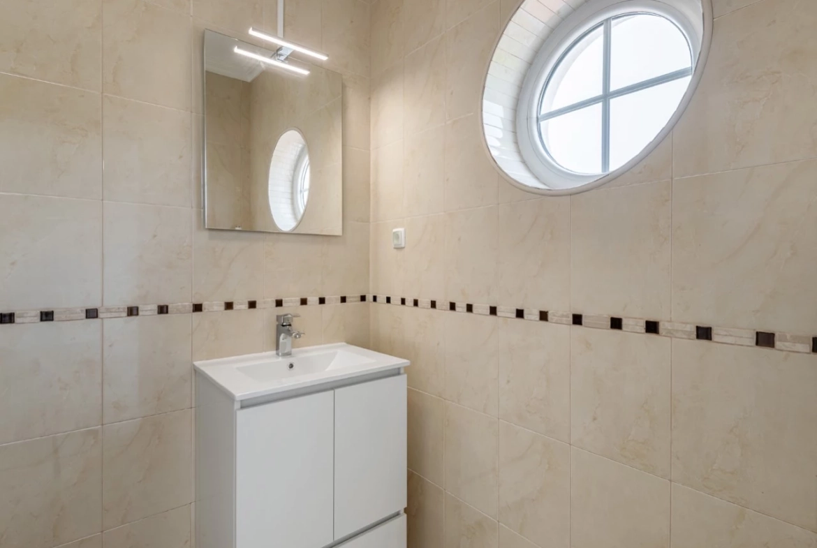 Moradia com piscina próxima de vários campos de golfe