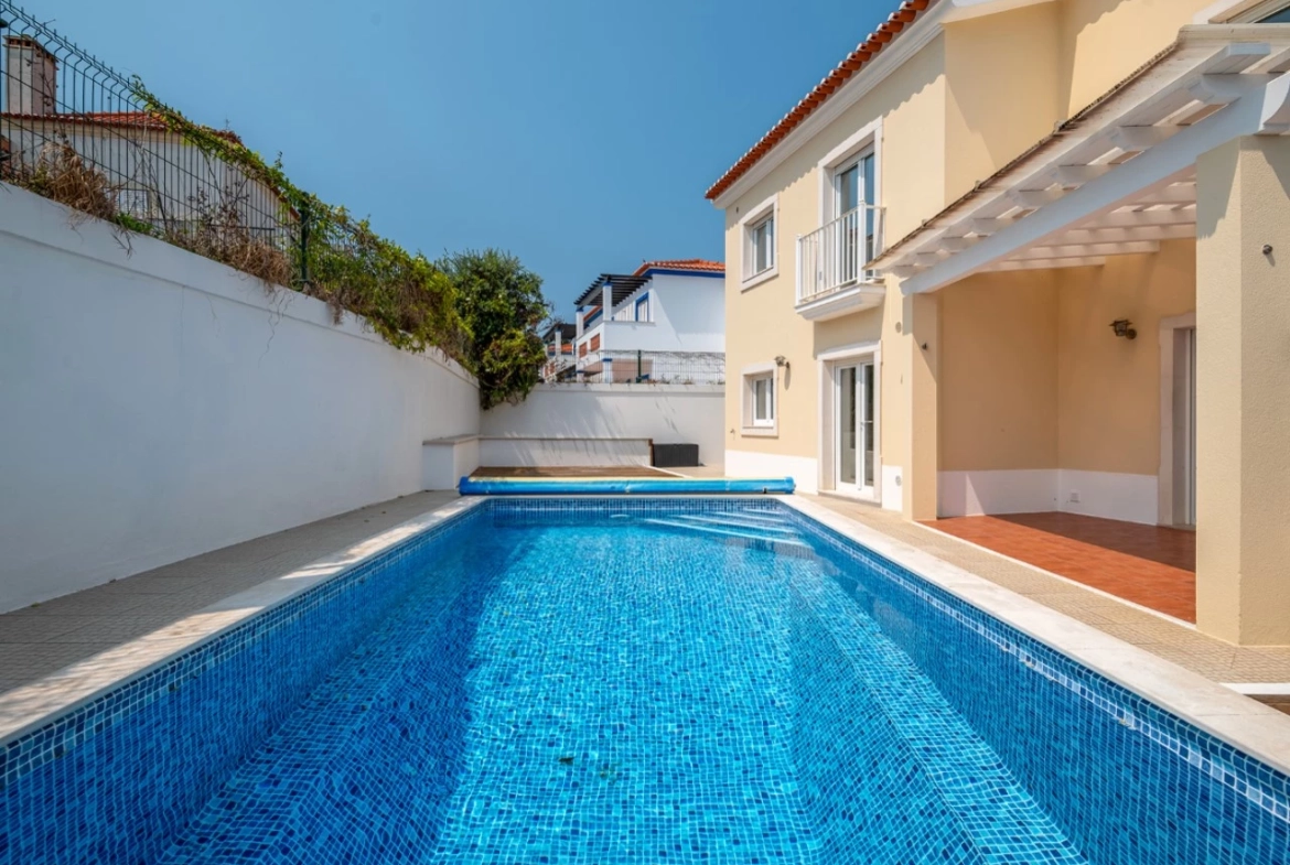 Moradia com piscina próxima de vários campos de golfe