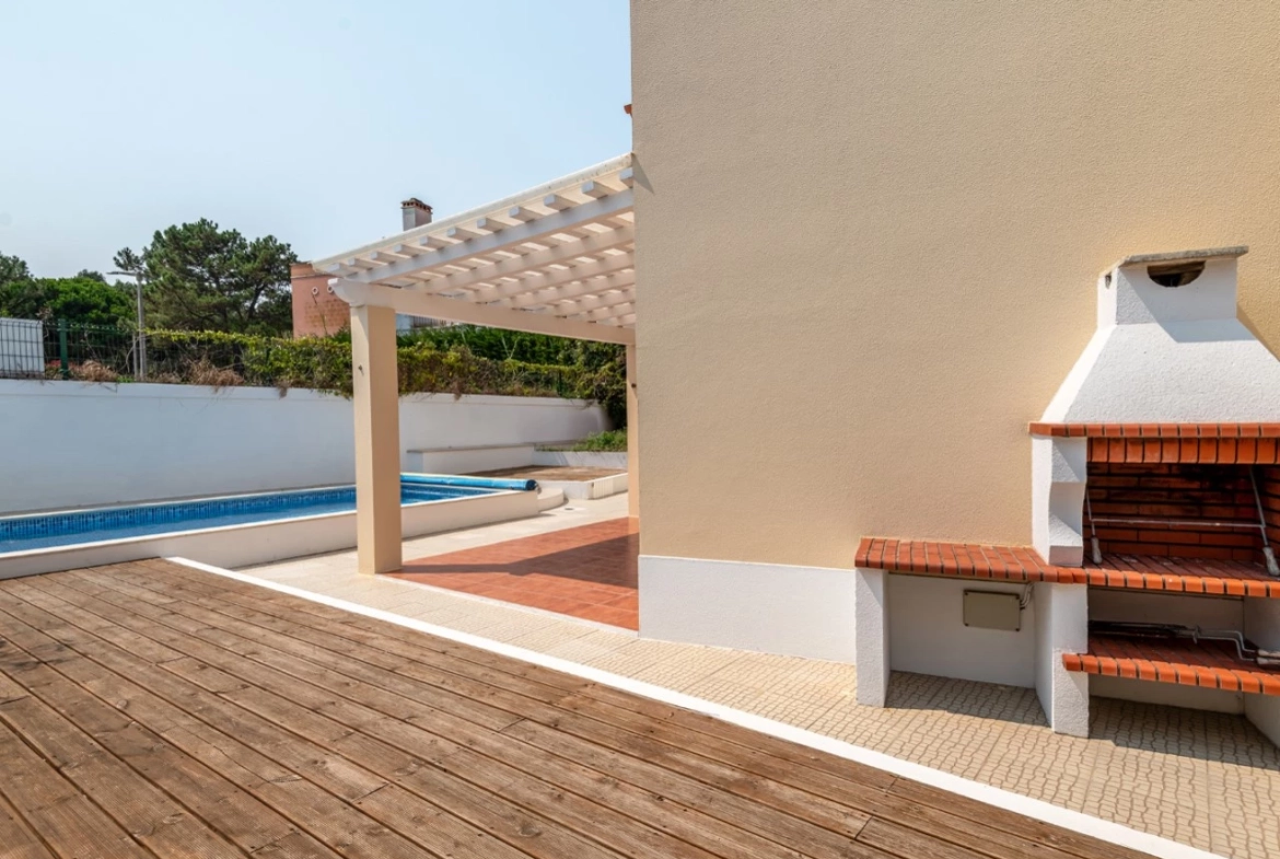 Moradia com piscina próxima de vários campos de golfe
