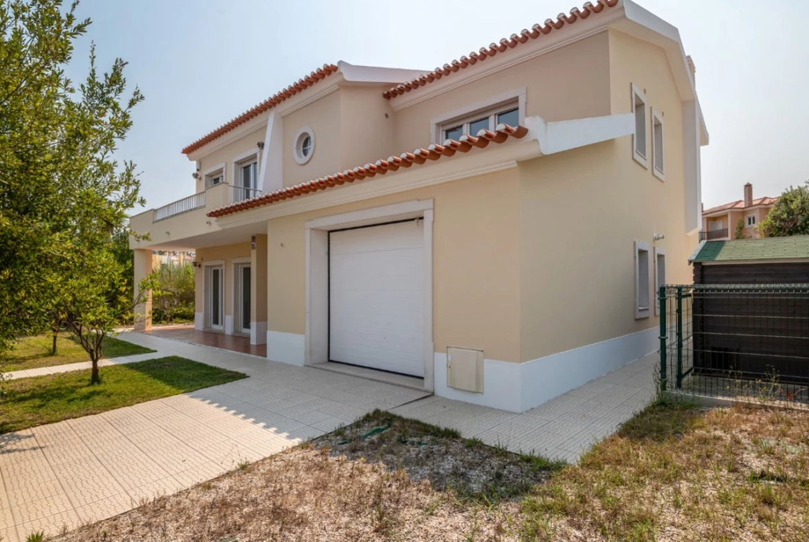 Moradia com piscina próxima de vários campos de golfe