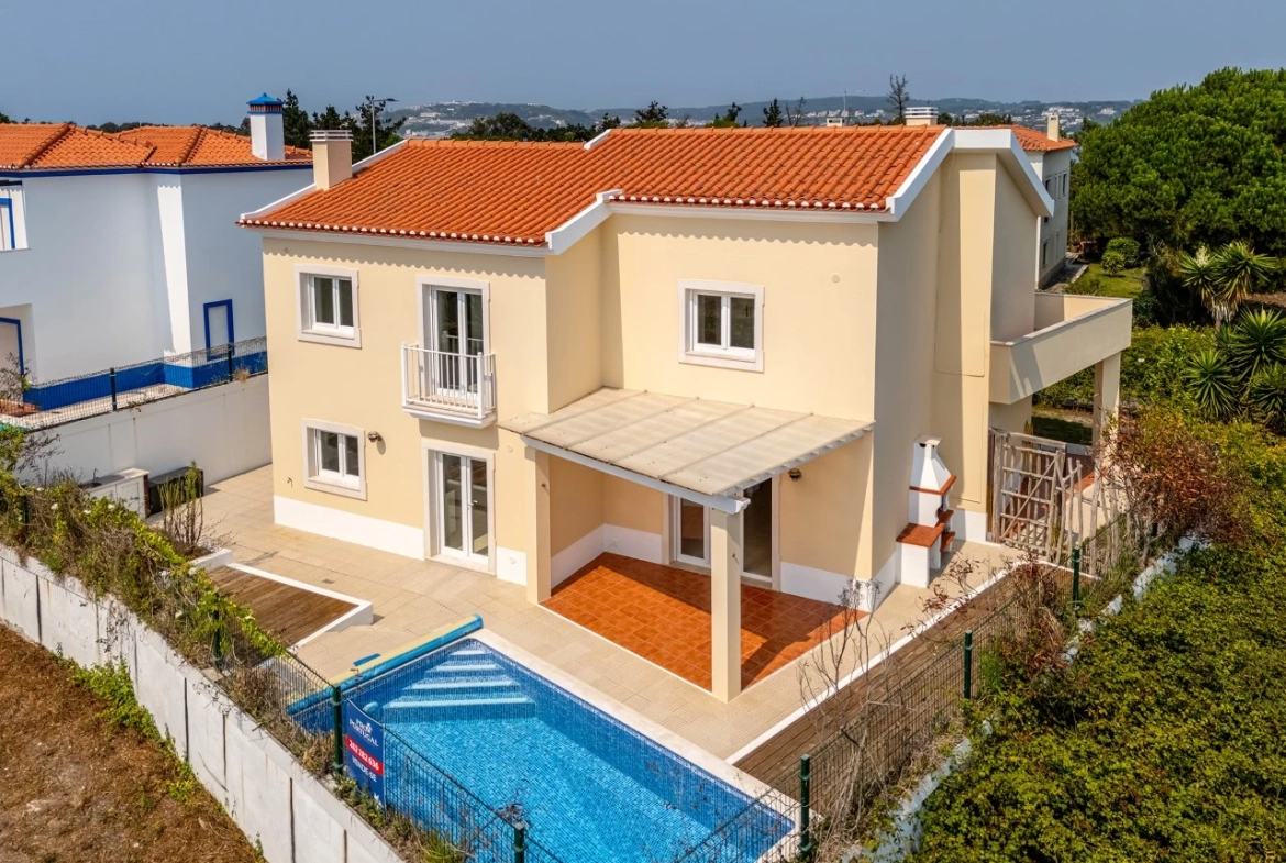 Moradia com piscina próxima de vários campos de golfe