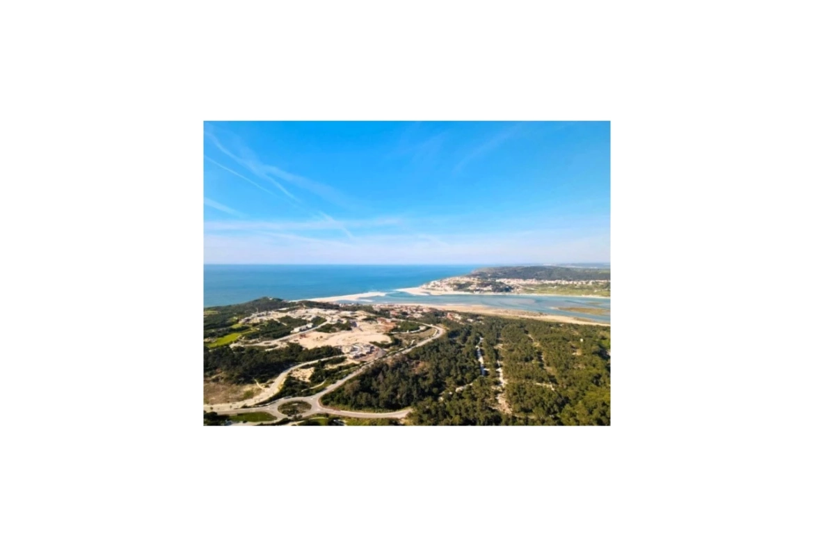 Moradia de luxo inserida num Golfe Resort junto à praia e com vista Mar