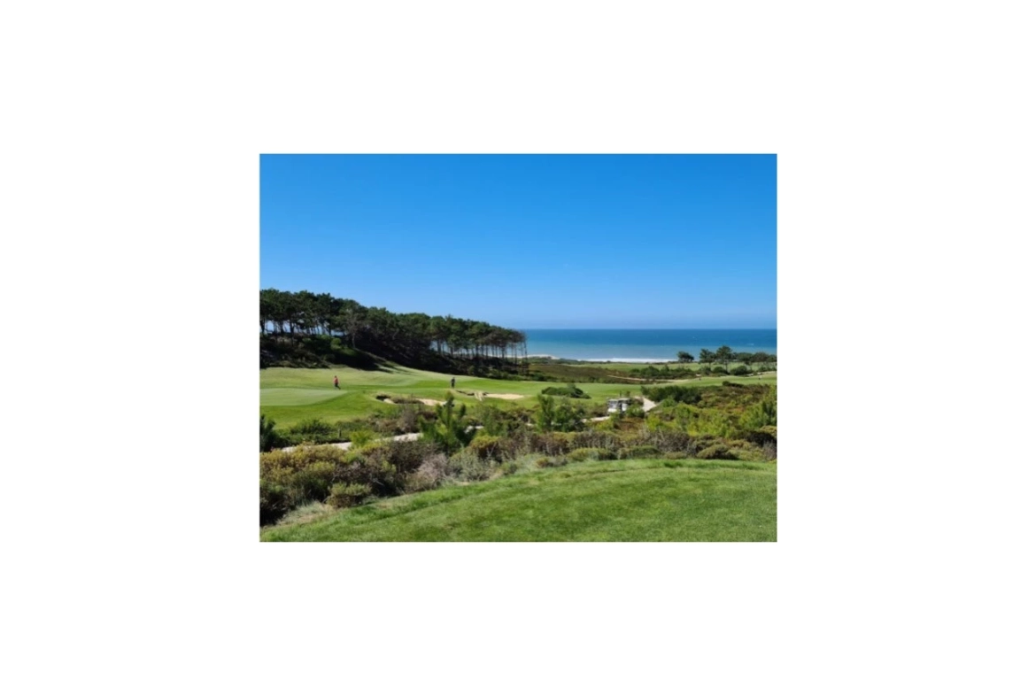 Moradia de luxo inserida num Golfe Resort junto à praia e com vista Mar