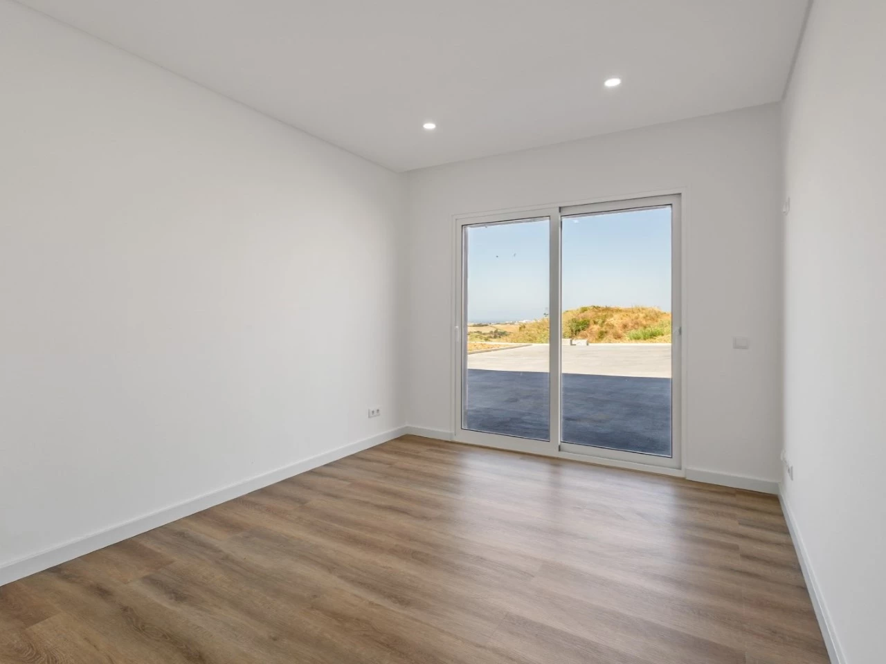 IDda56aa01-0000-0500-0000-000016e46ebb.jpg Moradia Contemporânea com Vista Mar e Campo