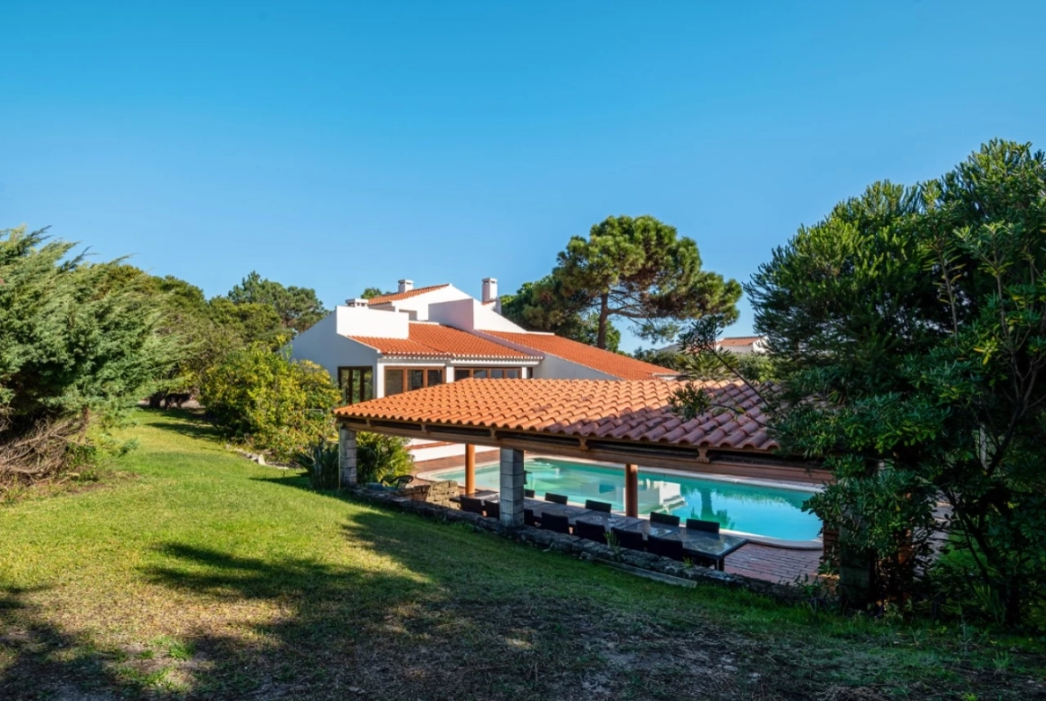 Moradia Isolada com Garagem, Jardim e Piscina no Praia d’el Rey Beach & Golf Resort, perto das Praias de Peniche