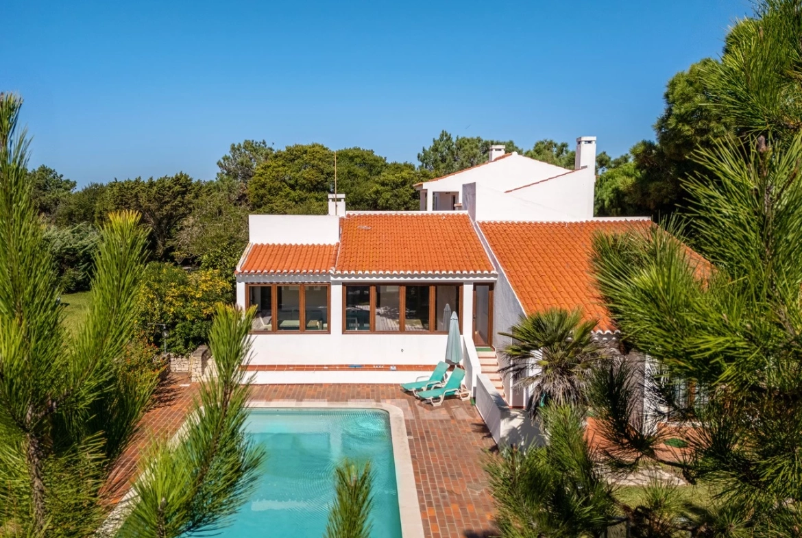 Moradia Isolada com Garagem, Jardim e Piscina no Praia d’el Rey Beach & Golf Resort, perto das Praias de Peniche