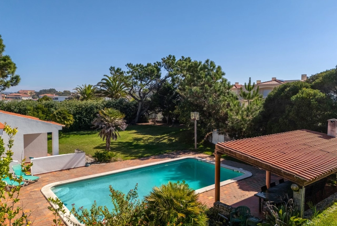 Moradia Isolada com Garagem, Jardim e Piscina no Praia d’el Rey Beach & Golf Resort, perto das Praias de Peniche