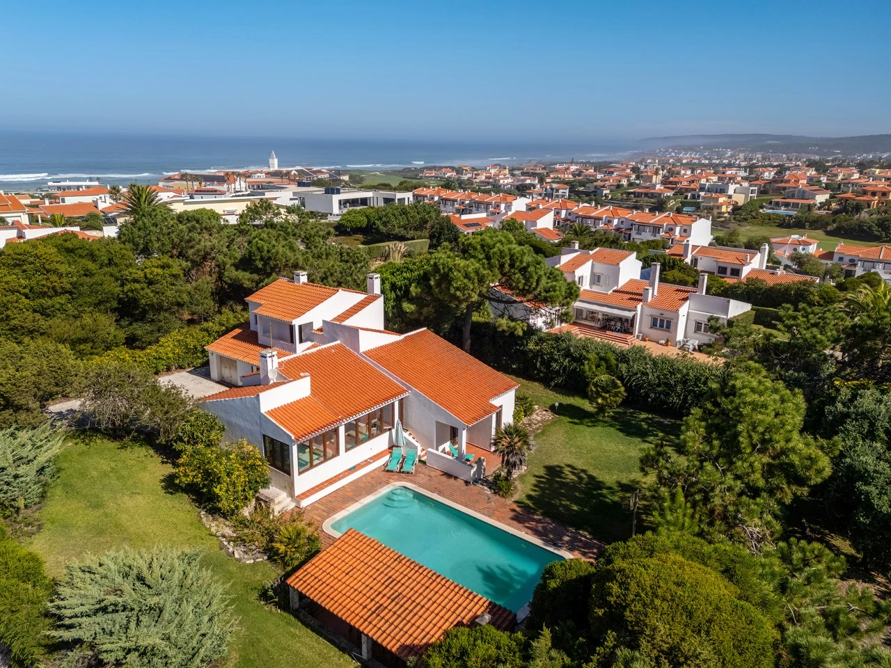 Moradia Isolada com Garagem, Jardim e Piscina no Praia d’el Rey Beach & Golf Resort, perto das Praias de Peniche