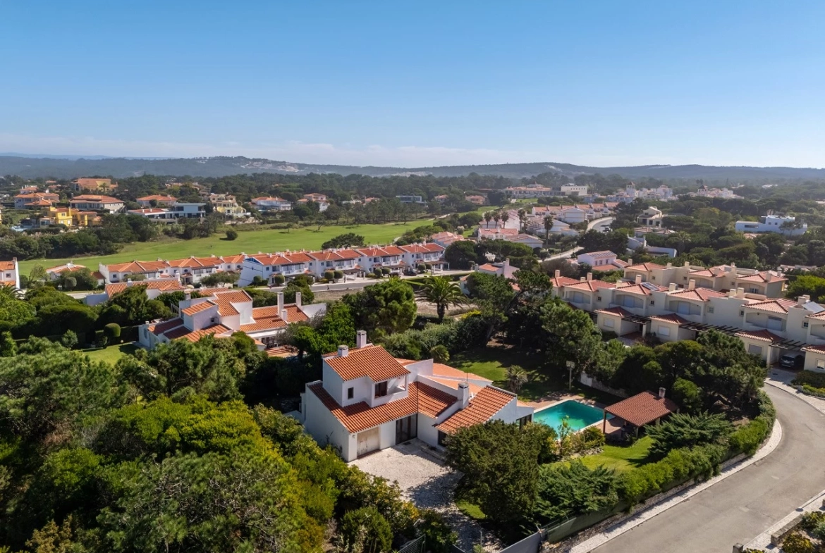Moradia Isolada com Garagem, Jardim e Piscina no Praia d’el Rey Beach & Golf Resort, perto das Praias de Peniche