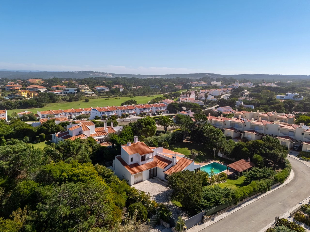Moradia Isolada com Garagem, Jardim e Piscina no Praia d’el Rey Beach & Golf Resort, perto das Praias de Peniche