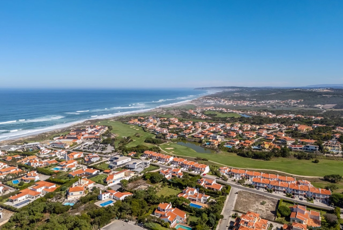 Moradia Isolada com Garagem, Jardim e Piscina no Praia d’el Rey Beach & Golf Resort, perto das Praias de Peniche